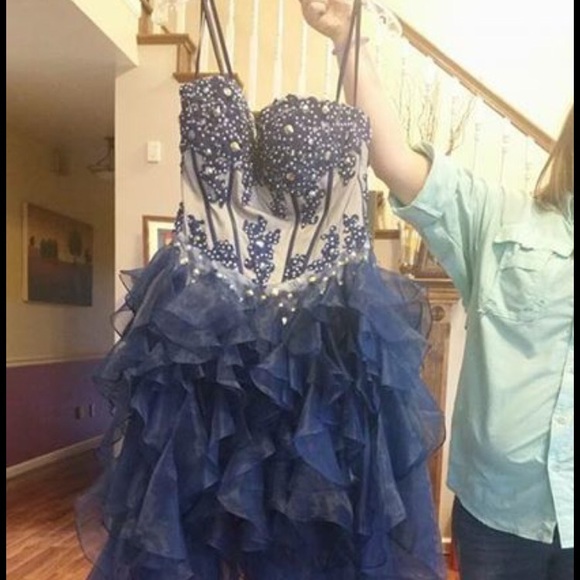 Prom Dresses - Picture 5 of 8